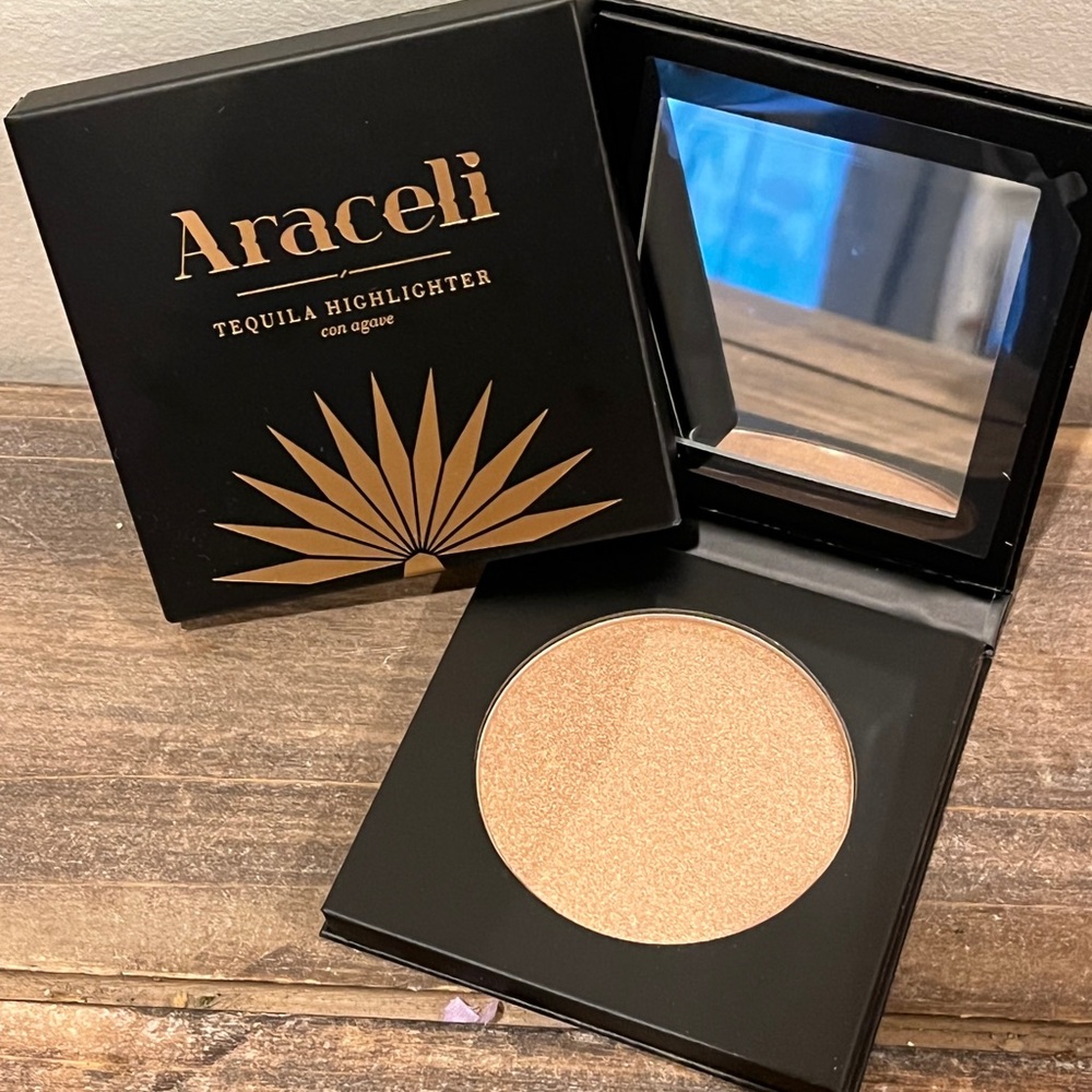 New in Box - Araceli Tequila Powder Highlighter in Blanco
